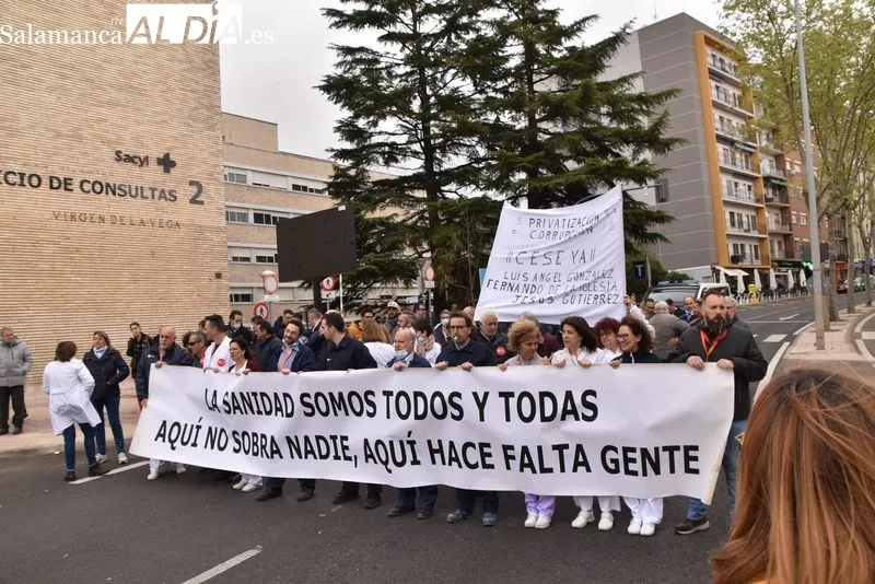 Manifestación en el paseo de San Vicente de profesionales del servicio de mantenimiento del Complejo Asistencial de Salamanca. Foto de Vanesa Martins