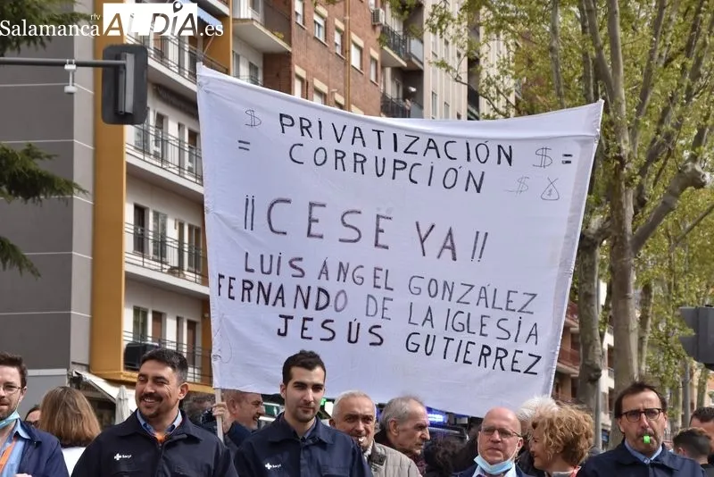 Manifestación en el paseo de San Vicente de profesionales del servicio de mantenimiento del Complejo Asistencial de Salamanca. Foto de Vanesa Martins