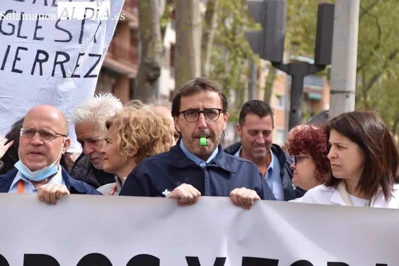 Manifestación en el paseo de San Vicente de profesionales del servicio de mantenimiento del Complejo Asistencial de Salamanca. Foto de Vanesa Martins