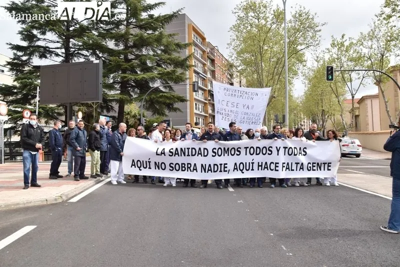 Manifestación en el paseo de San Vicente de profesionales del servicio de mantenimiento del Complejo Asistencial de Salamanca. Foto de Vanesa Martins