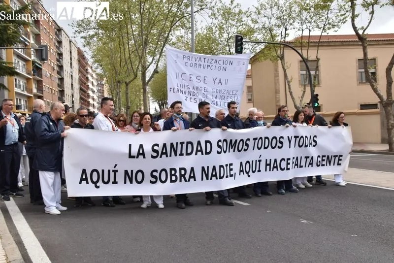 Manifestación en el paseo de San Vicente de profesionales del servicio de mantenimiento del Complejo Asistencial de Salamanca. Foto de Vanesa Martins