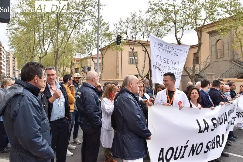 Manifestación en el paseo de San Vicente de profesionales del servicio de mantenimiento del Complejo Asistencial de Salamanca. Foto de Vanesa Martins