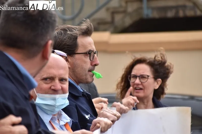 Manifestación en el paseo de San Vicente de profesionales del servicio de mantenimiento del Complejo Asistencial de Salamanca. Foto de Vanesa Martins