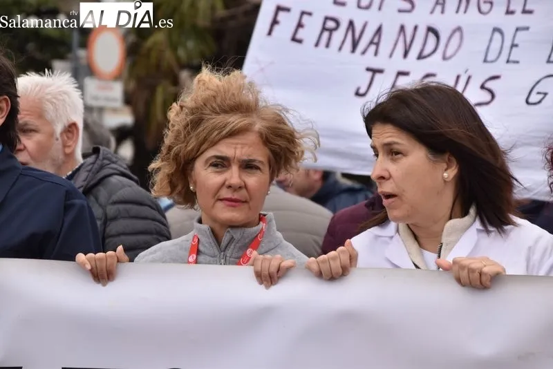 Manifestación en el paseo de San Vicente de profesionales del servicio de mantenimiento del Complejo Asistencial de Salamanca. Foto de Vanesa Martins