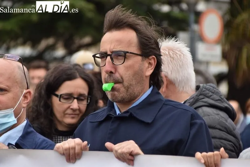 Manifestación en el paseo de San Vicente de profesionales del servicio de mantenimiento del Complejo Asistencial de Salamanca. Foto de Vanesa Martins