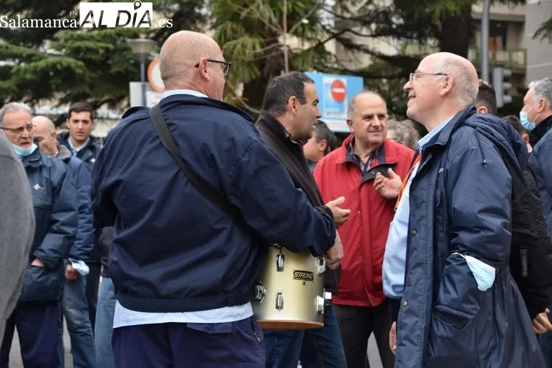 Manifestación en el paseo de San Vicente de profesionales del servicio de mantenimiento del Complejo Asistencial de Salamanca. Foto de Vanesa Martins