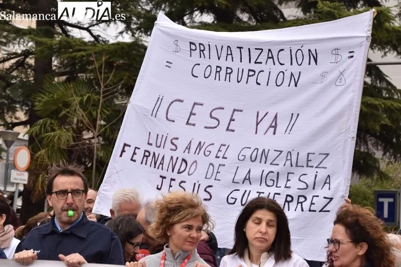 Manifestación en el paseo de San Vicente de profesionales del servicio de mantenimiento del Complejo Asistencial de Salamanca. Foto de Vanesa Martins