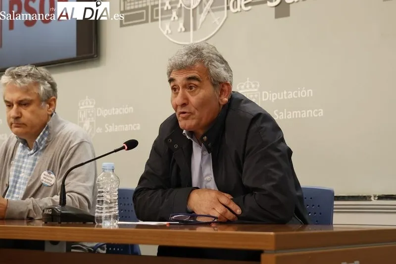 El portavoz y los diputados del Grupo Socialista en Diputación, Fernando Rubio, Carmen Ávila y Alfonso Buenaventura, presentan las mociones que el Grupo Socialista llevará al Pleno Provincial del día 27 de abril.  Foto David Sañudo