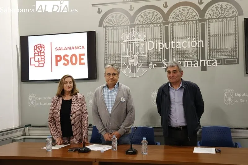 El portavoz y los diputados del Grupo Socialista en Diputación, Fernando Rubio, Carmen Ávila y Alfonso Buenaventura, presentan las mociones que el Grupo Socialista llevará al Pleno Provincial del día 27 de abril.  Foto David Sañudo