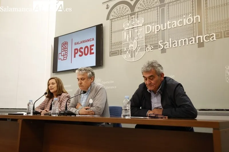 El portavoz y los diputados del Grupo Socialista en Diputación, Fernando Rubio, Carmen Ávila y Alfonso Buenaventura, presentan las mociones que el Grupo Socialista llevará al Pleno Provincial del día 27 de abril.  Foto David Sañudo