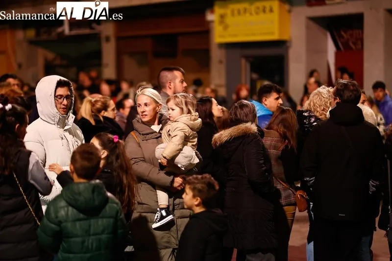 Público en la procesión de la Hermandad Universitaria. Foto de David Sañudo
