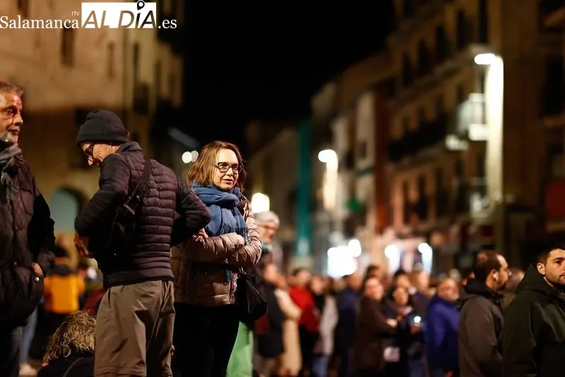Público en la procesión de la Hermandad Universitaria. Foto de David Sañudo
