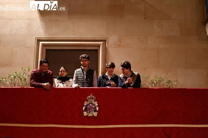 Público en la procesión de la Hermandad Universitaria. Foto de David Sañudo