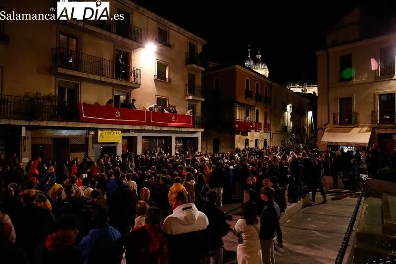 Público en la procesión de la Hermandad Universitaria. Foto de David Sañudo