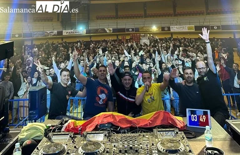 Foto 3 - La fiesta Remember congrega a 1.200 personas en la Plaza de Toros