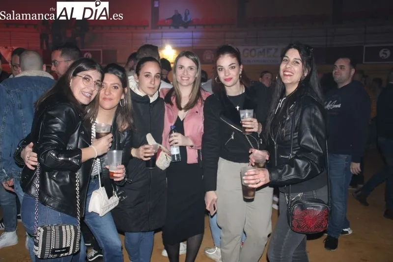 Foto 48 - La fiesta Remember congrega a 1.200 personas en la Plaza de Toros