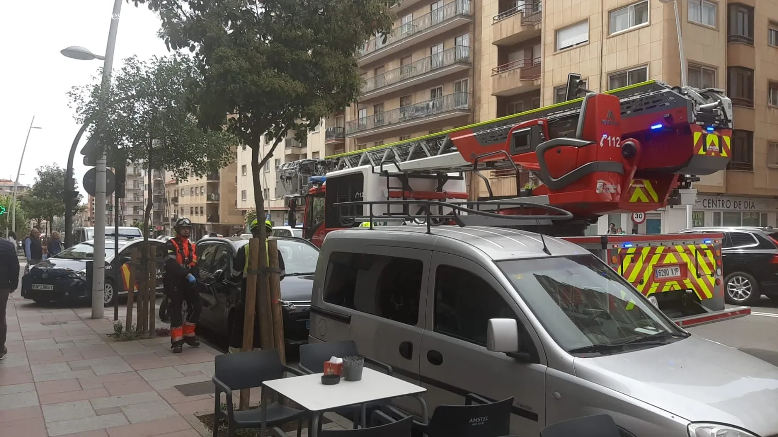 Intervención de los Bomberos, este viernes, en el paseo de Canalejas