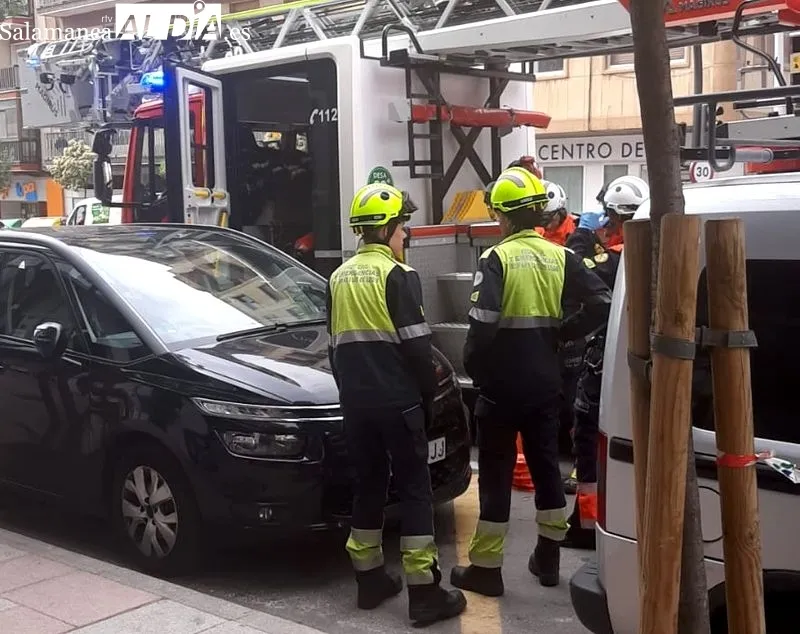 Intervención de los Bomberos, este viernes, en el paseo de Canalejas