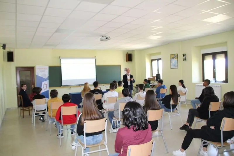 Foto 3 -  Garc&iacute;a-Gallardo anima a escolares salmantinos a "tener la mente abierta" 