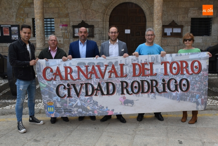 Rumbo a las plazas taurinas de Francia una pancarta promocional del Carnaval del Toro