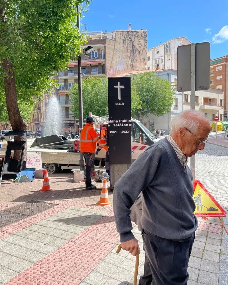 Desmontaje de la cabina telefónica del barrio del Oeste. Foto Zoes