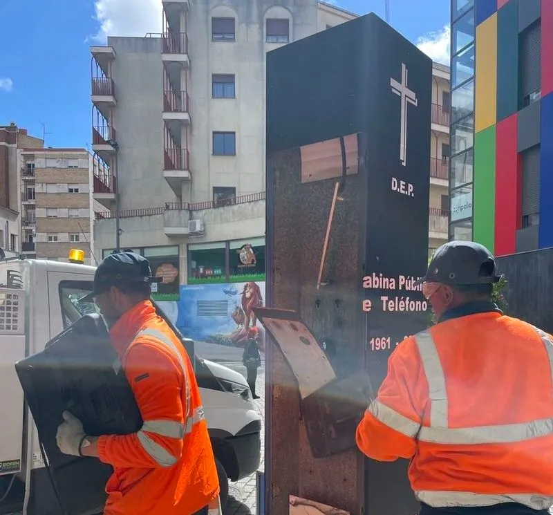 Desmontaje de la cabina telefónica del barrio del Oeste. Foto Zoes