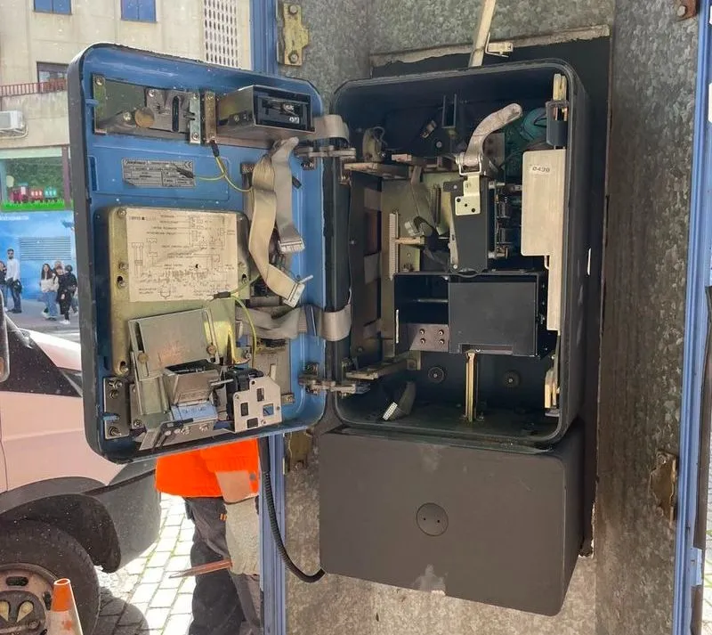 Desmontaje de la cabina telefónica del barrio del Oeste. Foto Zoes
