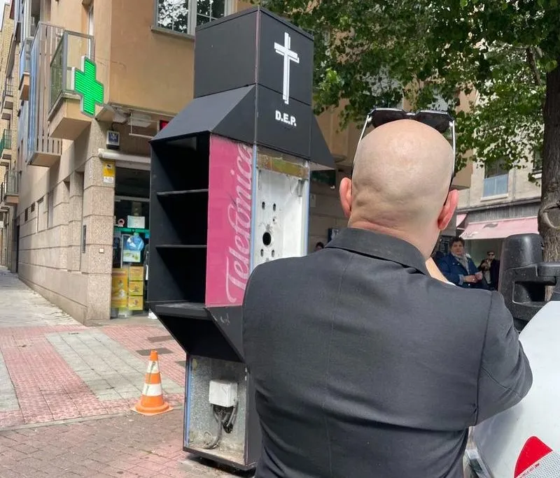 Desmontaje de la cabina telefónica del barrio del Oeste. Foto Zoes