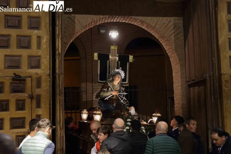 Foto 2 - Procesi&oacute;n del Via Crucis con la Virgen de los Dolores