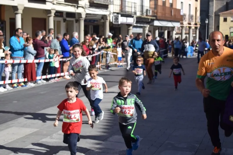 Foto 7 - Multitudinaria fiesta del deporte en Pe&ntilde;aranda para vivir la XXIX Carrera Popular 'Hijos, Padres y Abuelos'