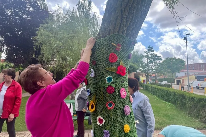 El grupo de ganchilleras ha adornado hoy el parque Los Jardines