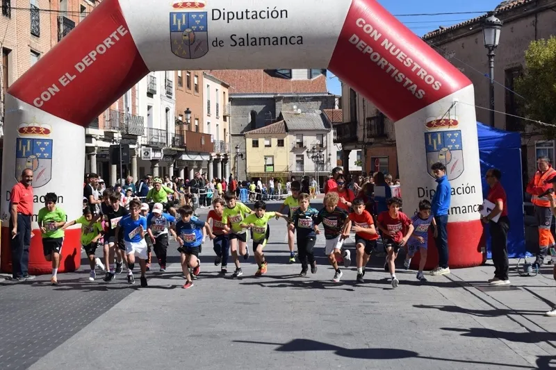 Foto 6 - Multitudinaria fiesta del deporte en Pe&ntilde;aranda para vivir la XXIX Carrera Popular 'Hijos, Padres y Abuelos'
