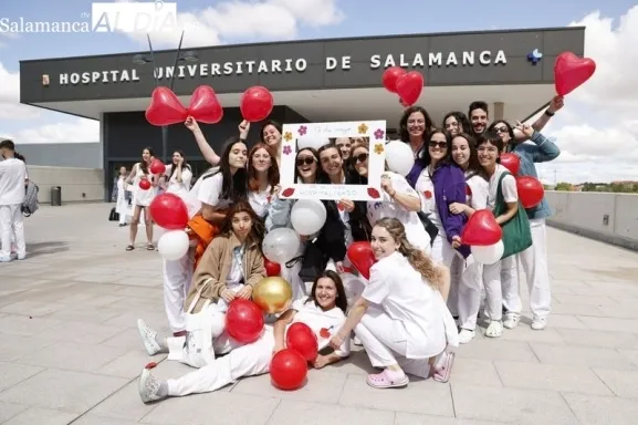 Foto 2 - Besos y canciones con apoyo pe&ntilde;arandino a la puerta del Hospital de Salamanca