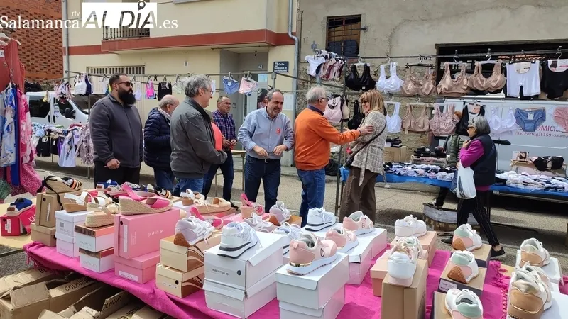EL candidato del PSOE en Vitigudino, Javier Muñiz, vistió el mercadillo acompañado de integrantes de la lista y del secretario provincial del partido / CORRAL 