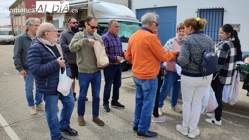 EL candidato del PSOE en Vitigudino, Javier Muñiz, vistió el mercadillo acompañado de integrantes de la lista y del secretario provincial del partido / CORRAL 