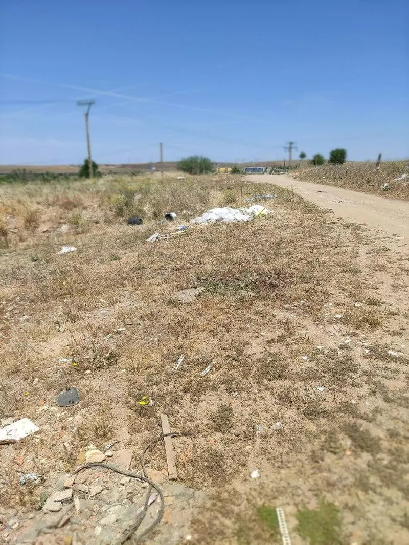 Imágenes de basura y escombros en Tejares