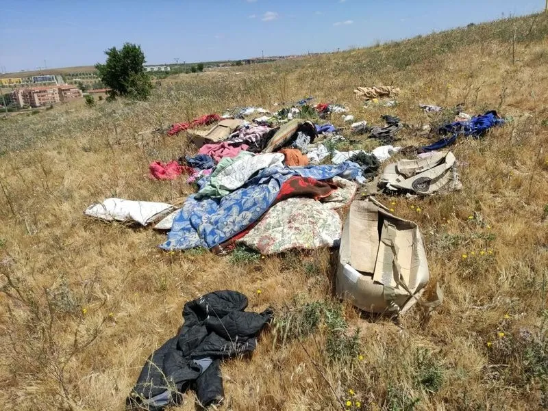 Imágenes de basura y escombros en Tejares
