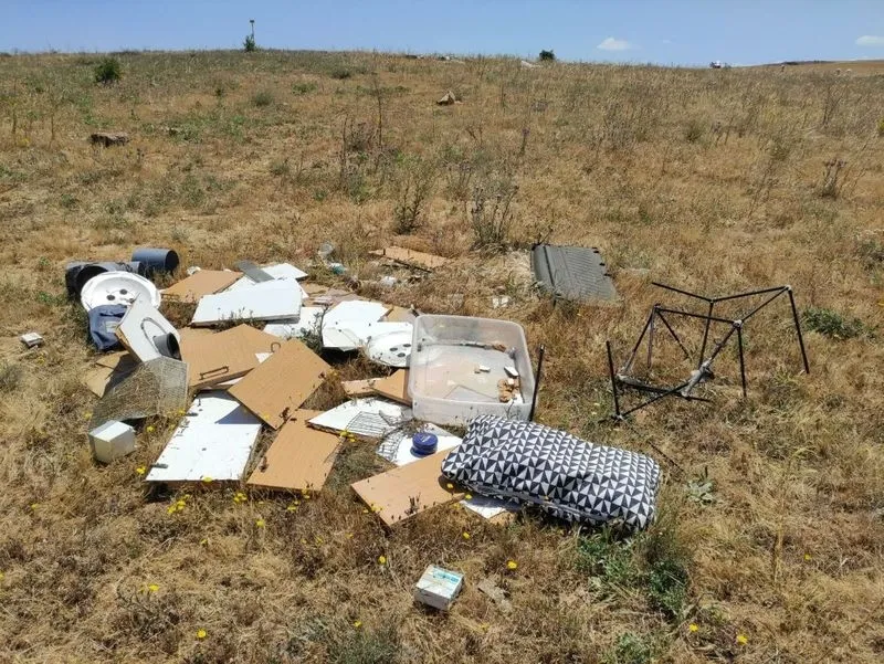 Imágenes de basura y escombros en Tejares