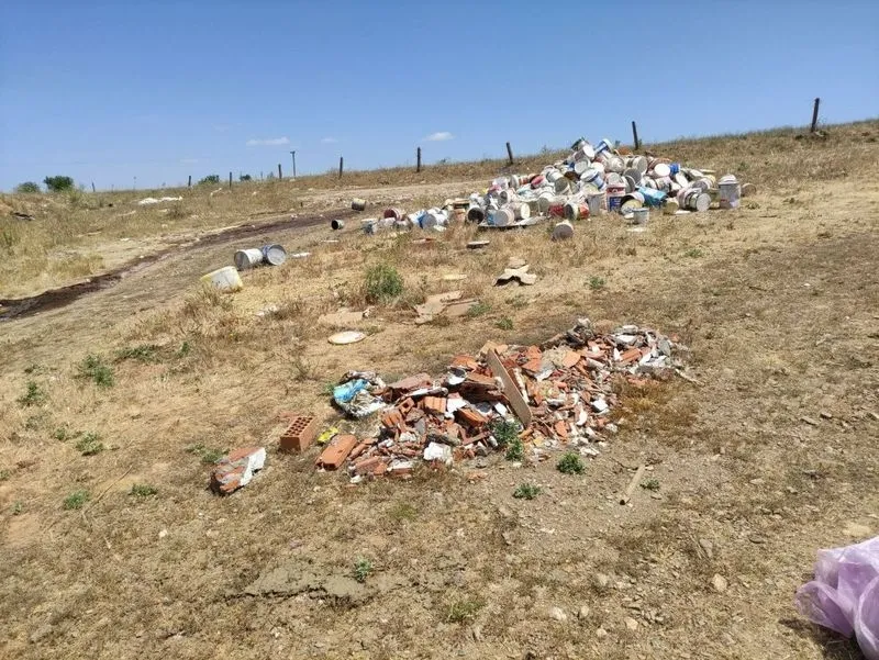 Imágenes de basura y escombros en Tejares
