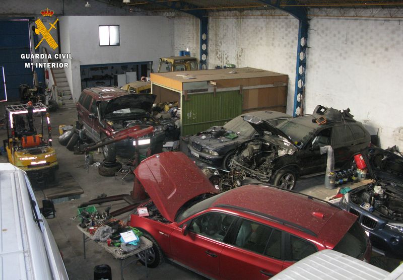 Taller clandestino de reparación de vehículos en Villares de la Reina