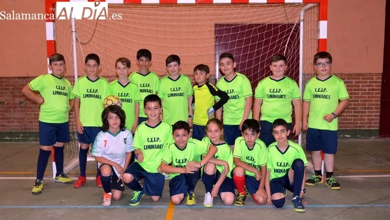 El equipo benjamín del Liminares entrena en el polideportivo municipal de Lumbrales