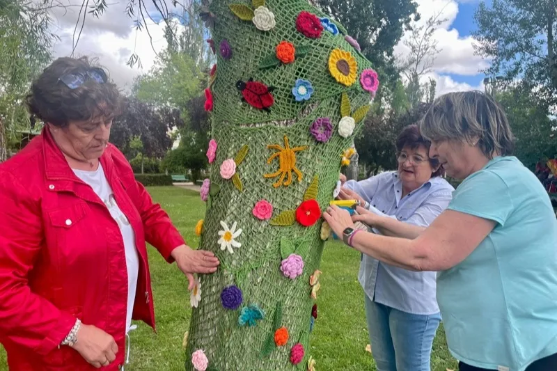 El grupo de ganchilleras ha adornado hoy el parque Los Jardines