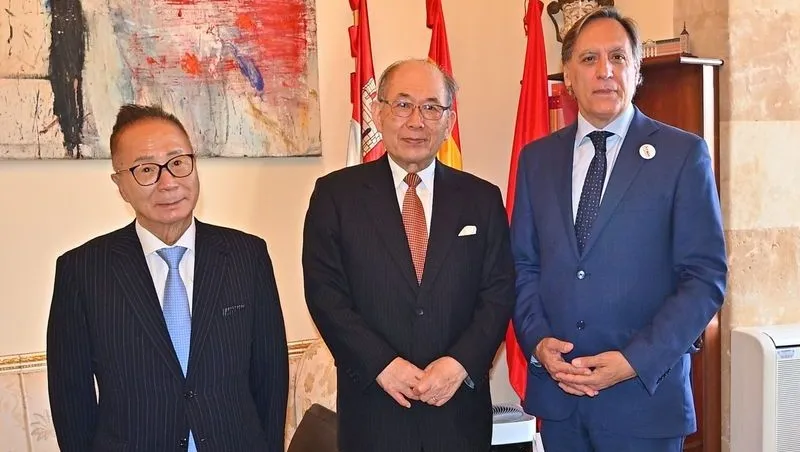 Carlos García Carbayo, alcalde de Salamanca, junto al exembajador de Japón en España, Katsuyuki Tanaka