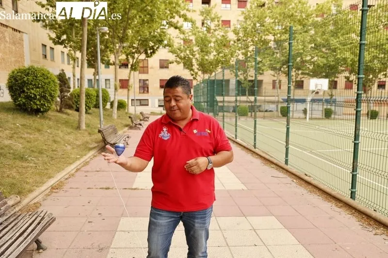 Foto 2 - El campe&oacute;n mexicano de peonza, Agust&iacute;n Serrano, muestra sus mejores trucos en la plaza de Burgos