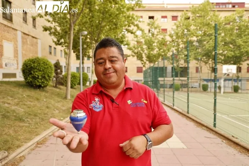 Foto 3 - El campe&oacute;n mexicano de peonza, Agust&iacute;n Serrano, muestra sus mejores trucos en la plaza de Burgos