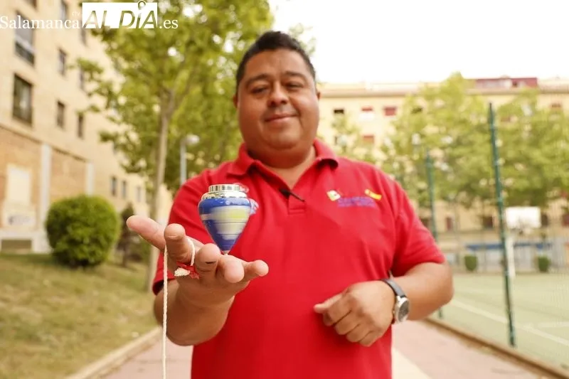 Foto 4 - El campe&oacute;n mexicano de peonza, Agust&iacute;n Serrano, muestra sus mejores trucos en la plaza de Burgos