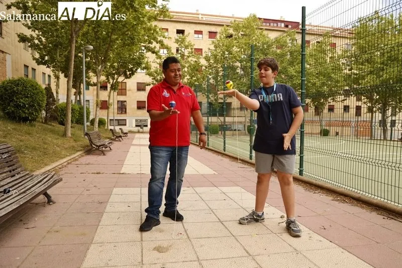 Foto 5 - El campe&oacute;n mexicano de peonza, Agust&iacute;n Serrano, muestra sus mejores trucos en la plaza de Burgos