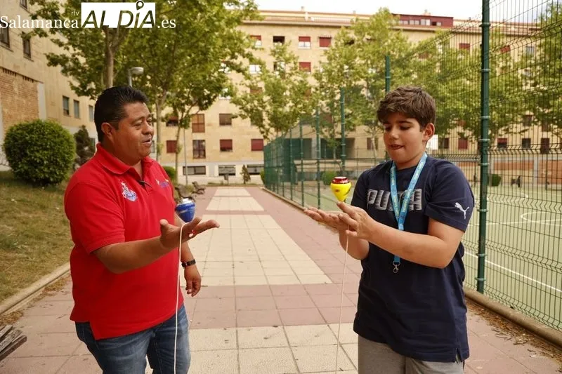 Foto 6 - El campe&oacute;n mexicano de peonza, Agust&iacute;n Serrano, muestra sus mejores trucos en la plaza de Burgos