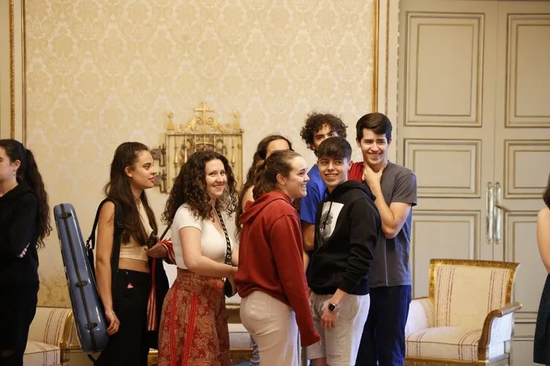 Foto 2 - La Joven Orquesta Sinf&oacute;nica Ciudad de Salamanca es recibida en el Ayuntamiento por Garc&iacute;a Carbayo
