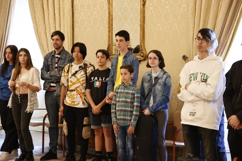 Foto 13 - La Joven Orquesta Sinf&oacute;nica Ciudad de Salamanca es recibida en el Ayuntamiento por Garc&iacute;a Carbayo